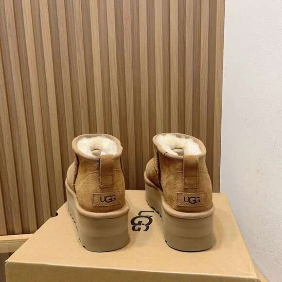 UGG Classic Tan Platform Boots Size 9 - Picture 5 of 8